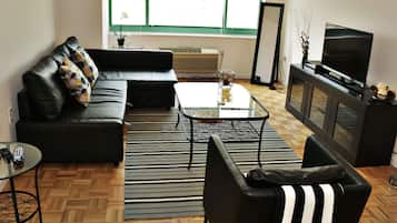 Habitación de lujo, 1 habitación, con acceso para personas discapacitadas, vista a la montaña | Área de sala de estar | Televisión de 32 pulgadas con canales por cable