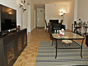 Luxury Room, 1 Bedroom, Accessible, Mountain View | Living area | 32-inch TV with cable channels