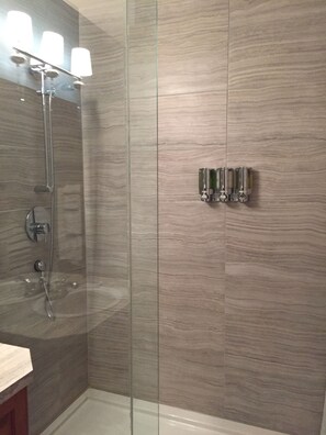 Comfort Room | Bathroom shower - Hotel La Maison Blanche (New Carlisle)