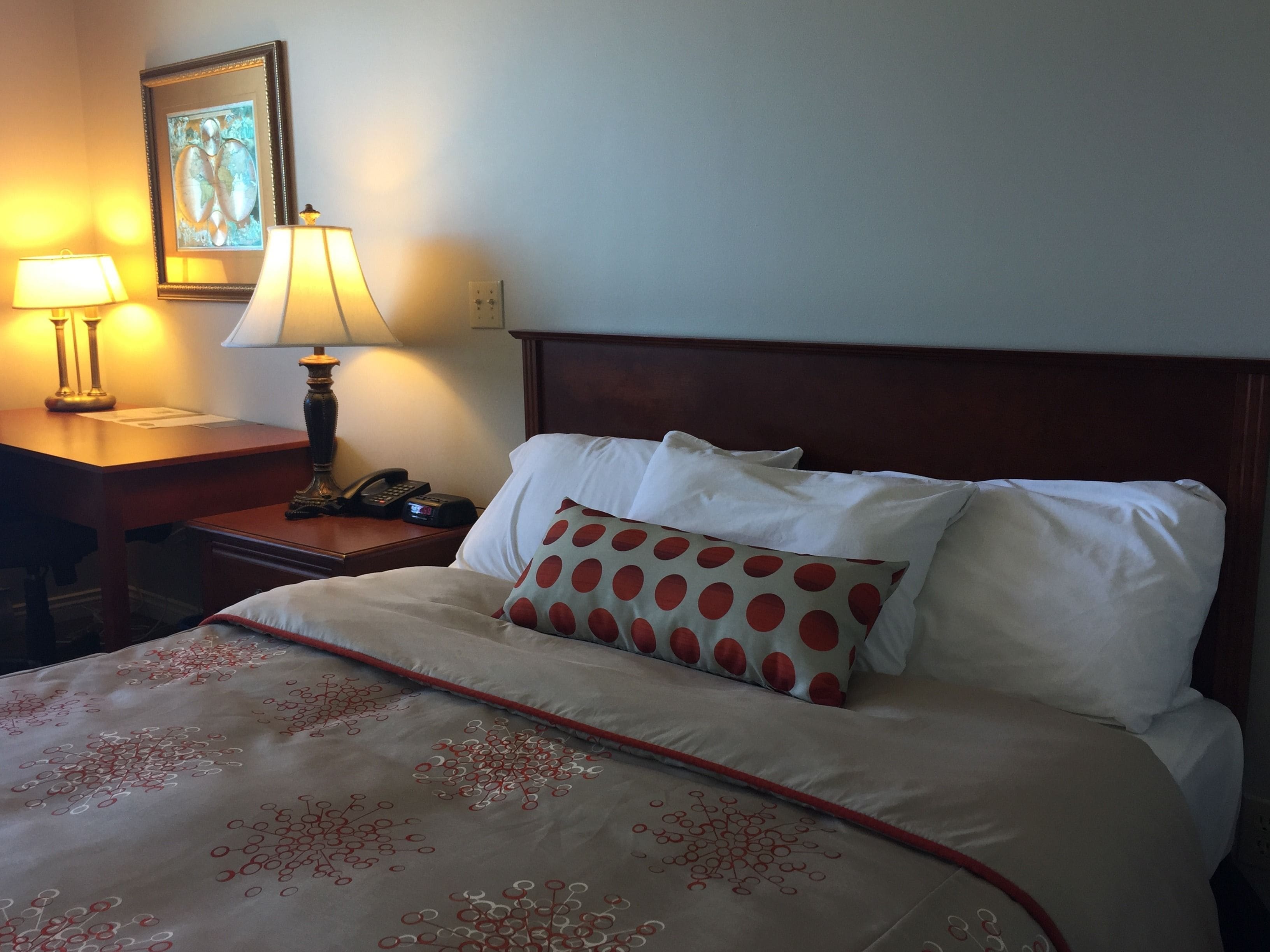 Quarto standard, 1 cama Queen | Escrivaninha, ferros/tábuas de passar roupa, Wi-Fi de cortesia