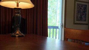 Suite | Skrivebord, strykejern/-brett, wi-fi (inkludert) og sengetøy
