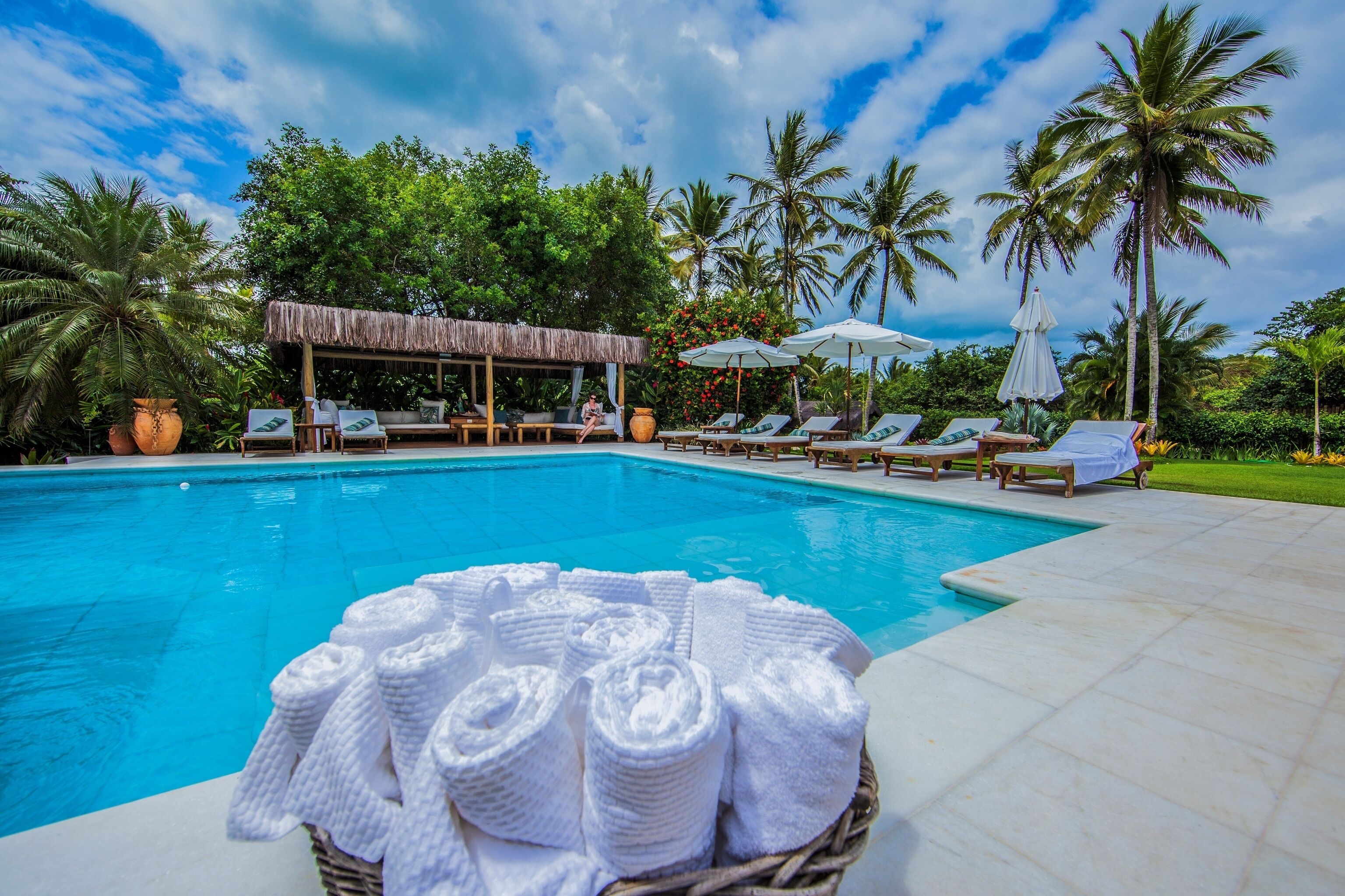 2 piscinas externas, espreguiçadeiras