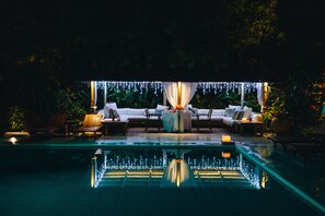 Bar en bord de piscine
