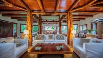 Villa (VIP - Sky) | Sala de estar | Una televisión LED