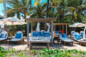 Am Strand, Liegestühle, Sonnenschirme, Strandtücher
