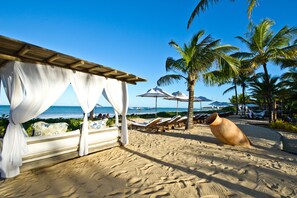 Plage, chaises longues, parasols, serviettes de plage