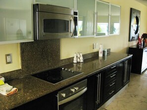 Refrigerador con congelador, microondas y parrilla de estufa 