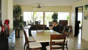 Flat-screen TV, DVD player, pay films - Corto Maltes 303 by Royal Properties (Playa del Carmen)