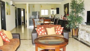 Flat-screen TV, DVD player, pay films - Corto Maltes 303 by Royal Properties (Playa del Carmen)