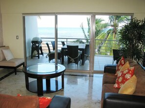 Televisión de pantalla plana, reproductor de DVD y películas con cargo 