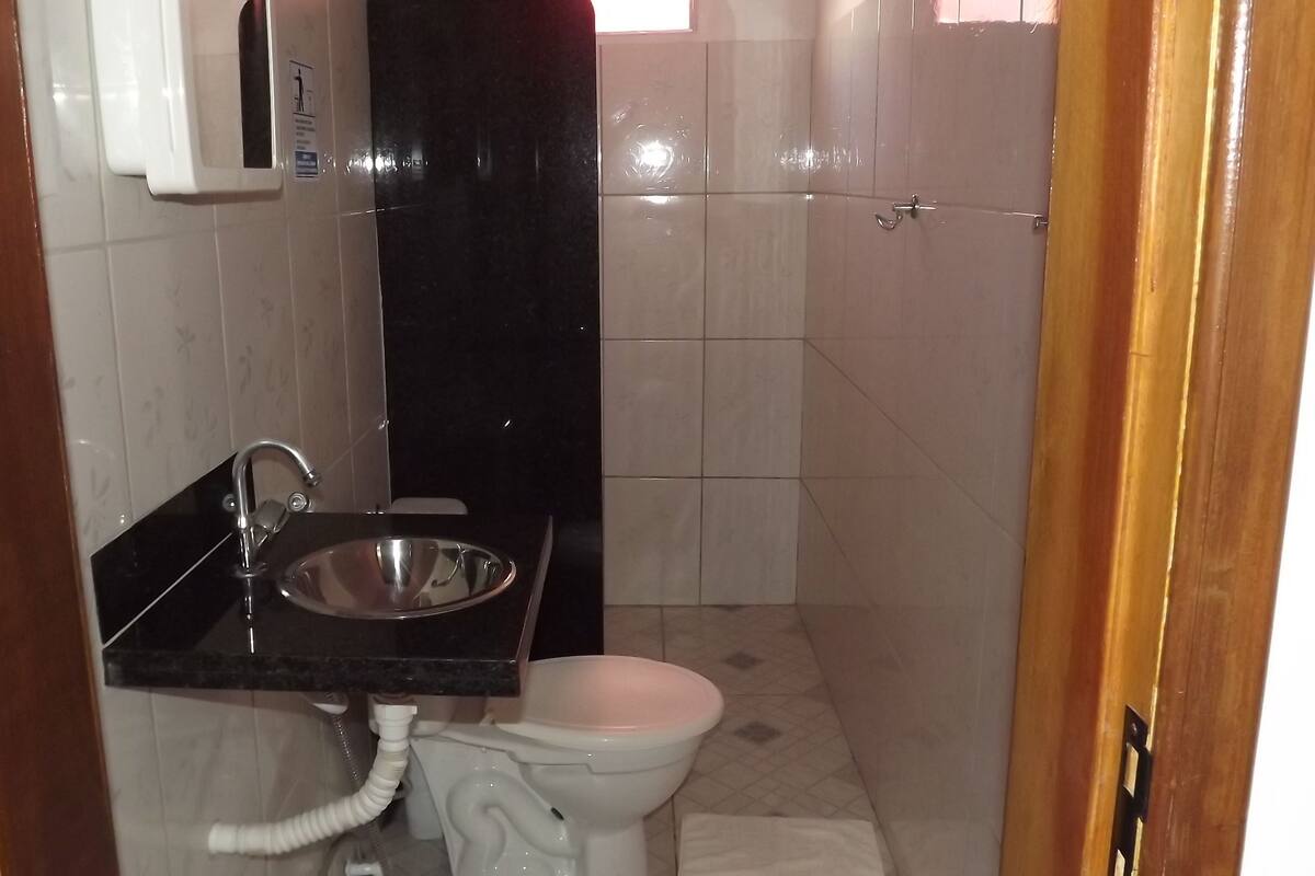 Shower, free toiletries, towels