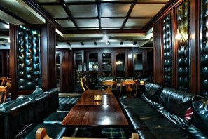 2 restaurants; breakfast, lunch and dinner served  - Friends Hotel Bansko (Bansko)