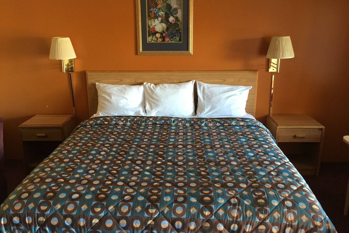 Standard Room, 1 King Bed | Desk, iron/ironing board (on request), free WiFi