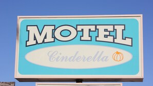 Ein Schild des Motels ‚Motel Cinderella‘ mit einem Kürbis-Symbol.