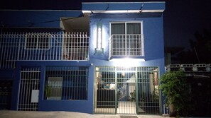 住宿正面 (夜晚)