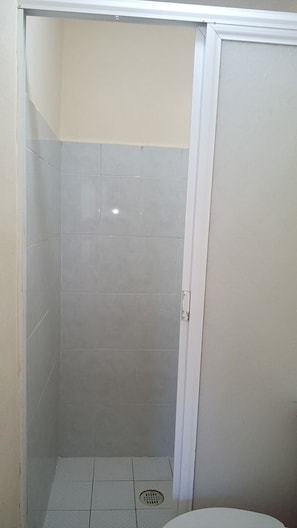 Triple Room | Bathroom | Free toiletries - La Alegria Hotel (Playa del Carmen)