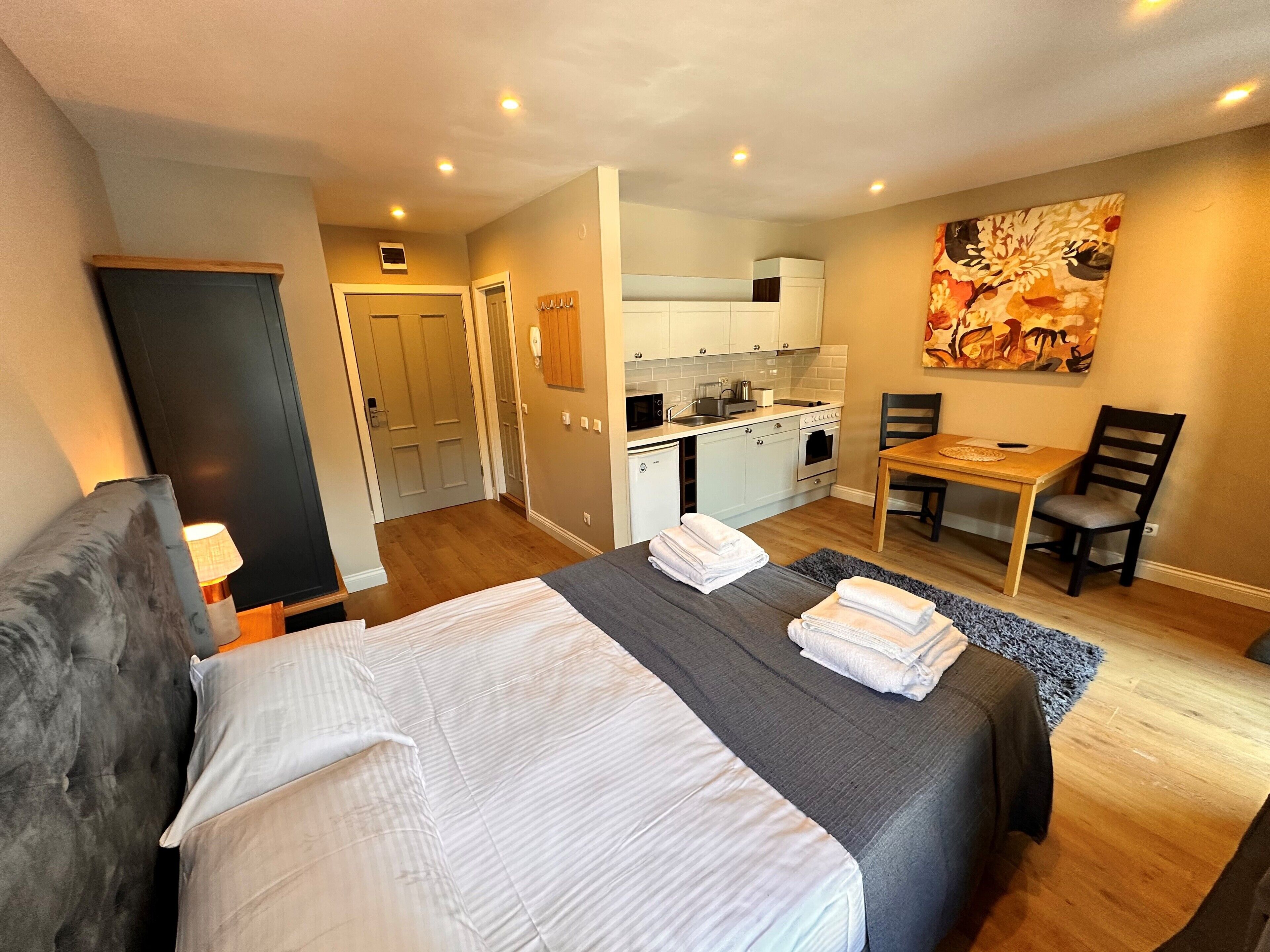 สตูดิโอ, ห้องครัว (Free Sauna, Steambath & Jacuzzi) | เครื่องนอนระดับพรีเมียม, ตู้นิรภ ัยในห้องพัก, เตารีด/โต๊ะรีดผ้า