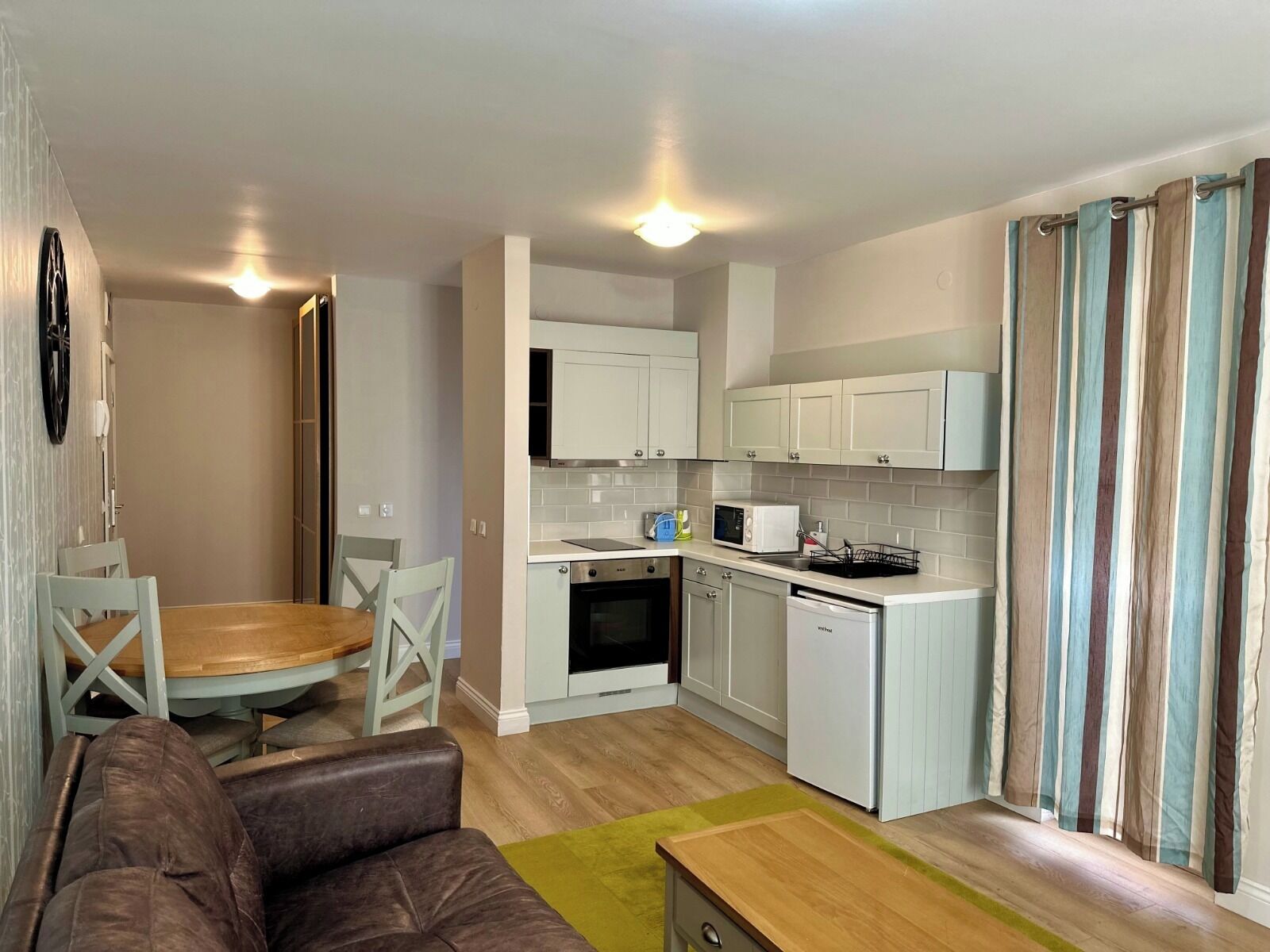 Apartamento luxo, 1 quarto, cozinha (Free Sauna, Steambath & Jacuzzi) | Área de estar | TV de tela plana