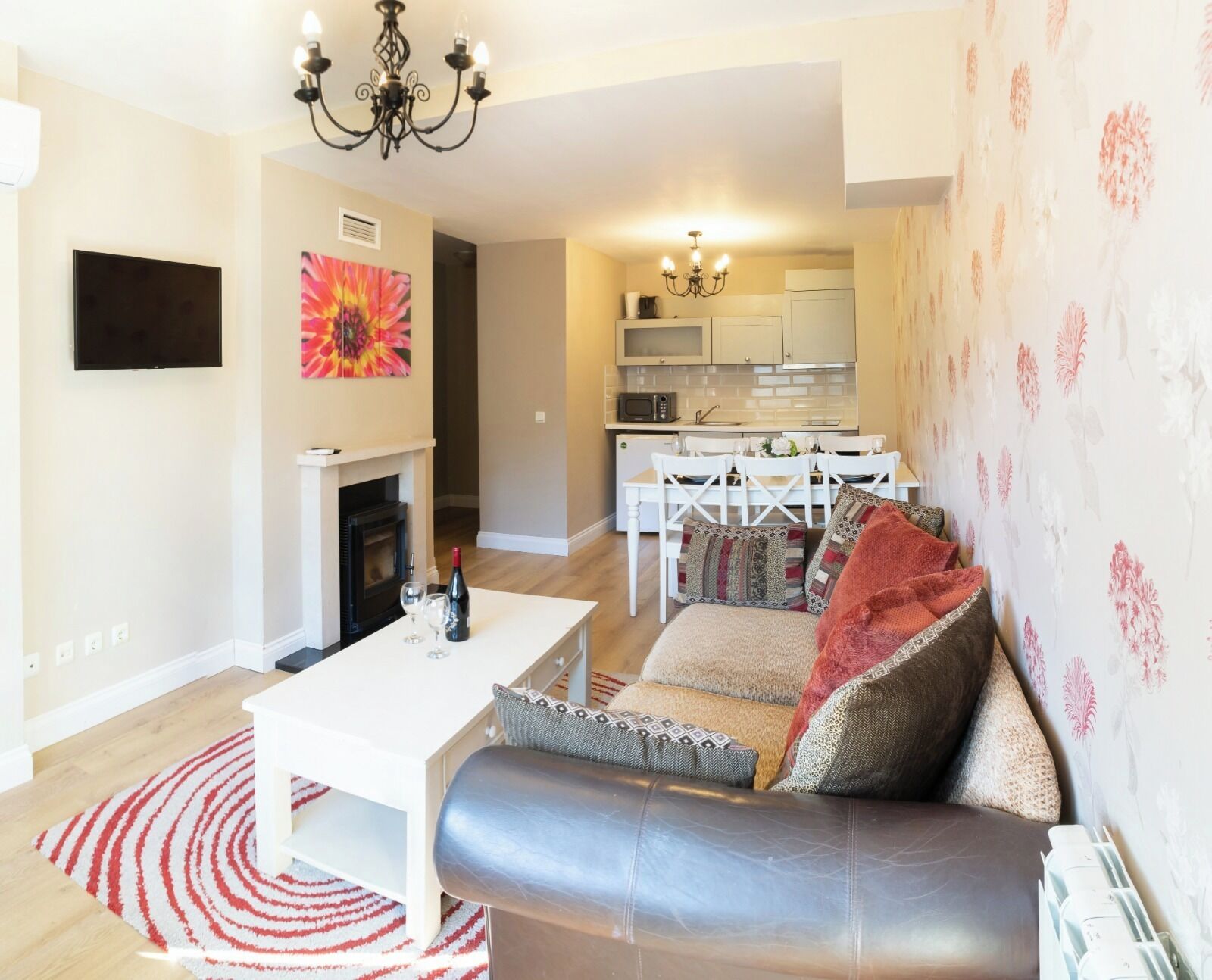 Apartamento, 2 quartos, cozinha (Free Sauna, Steambath & Jacuzzi) | Área de estar | TV de tela plana