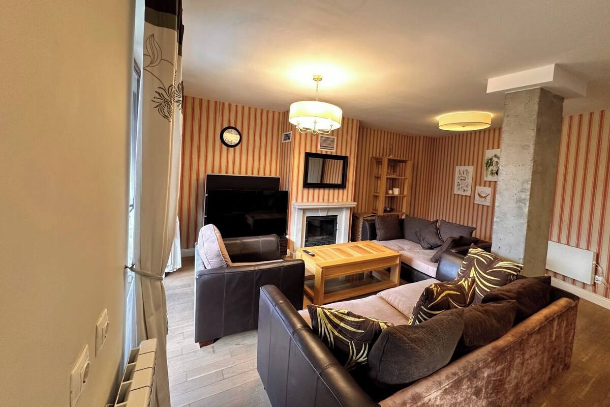 Apartment, 3 Bedrooms, Kitchen (Free Sauna, Steambath & Jacuzzi) | Living area | Flat-screen TV