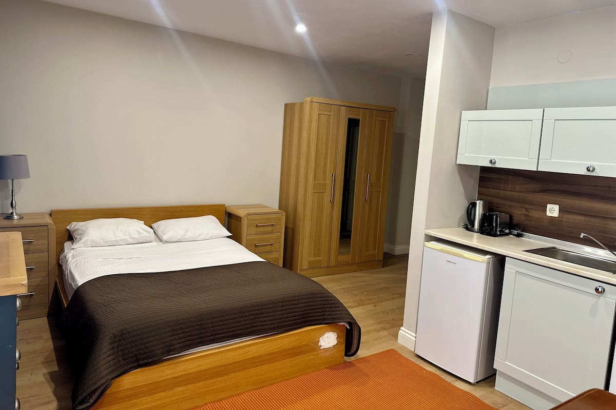 Studio, Ground Floor (2 people) | 1 bedroom, premium bedding, in-room safe, iron/ironing board