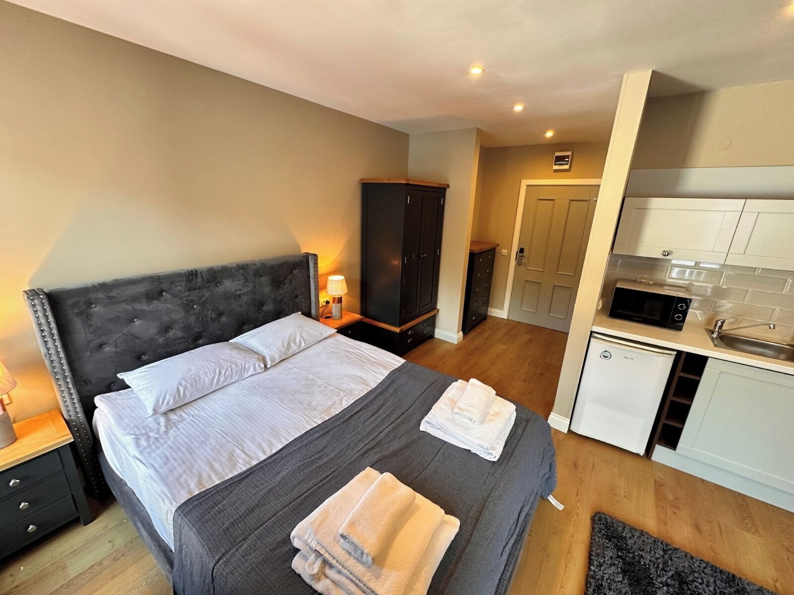 Estúdio luxo, cozinha (Free Sauna, Steambath & Jacuzzi) | Roupas de cama premium, cofres nos quartos