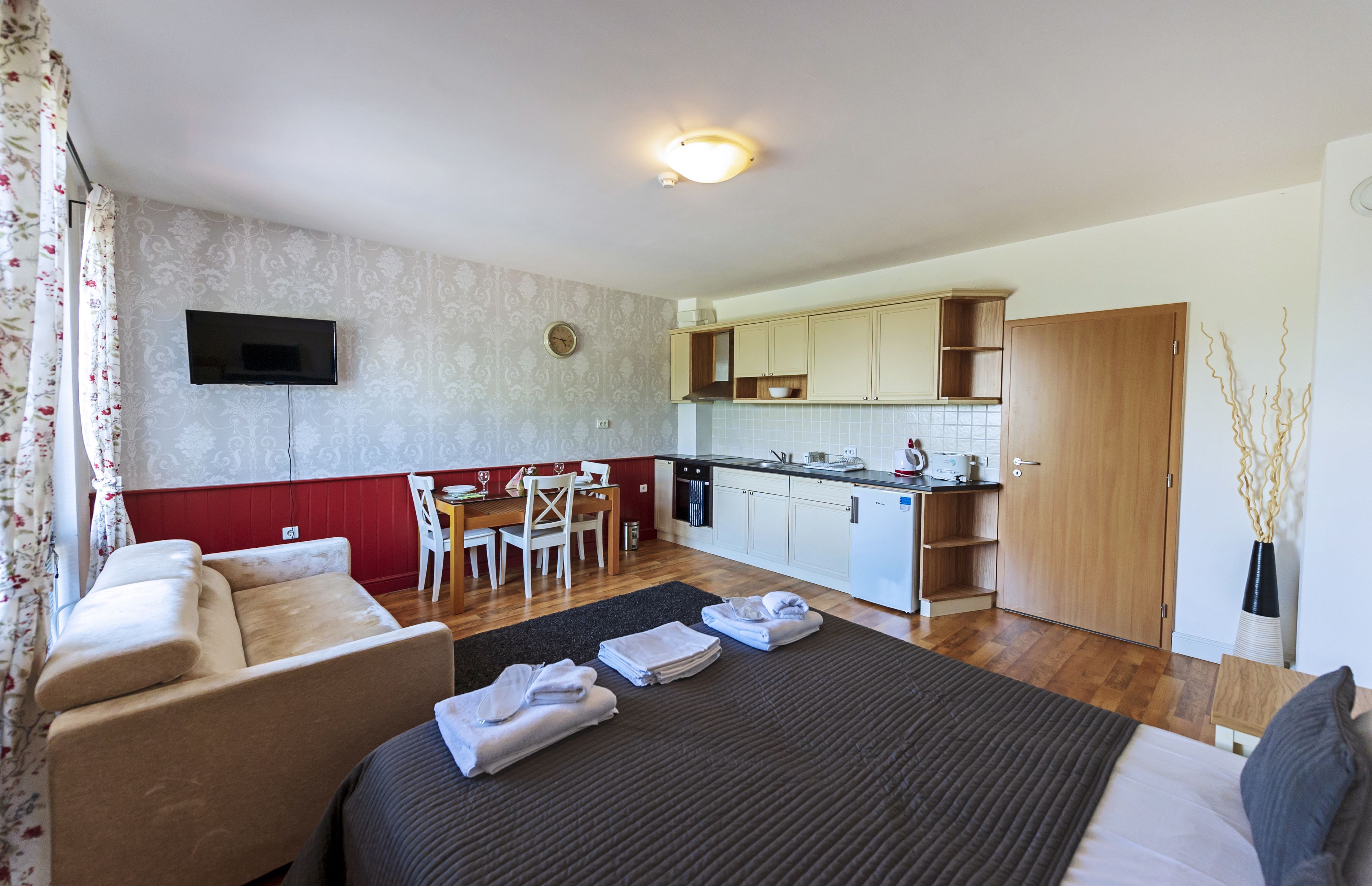 Family Studio (2 adults + 1 child) | Iron/ironing board, free cribs/infant beds, free WiFi, bed sheets