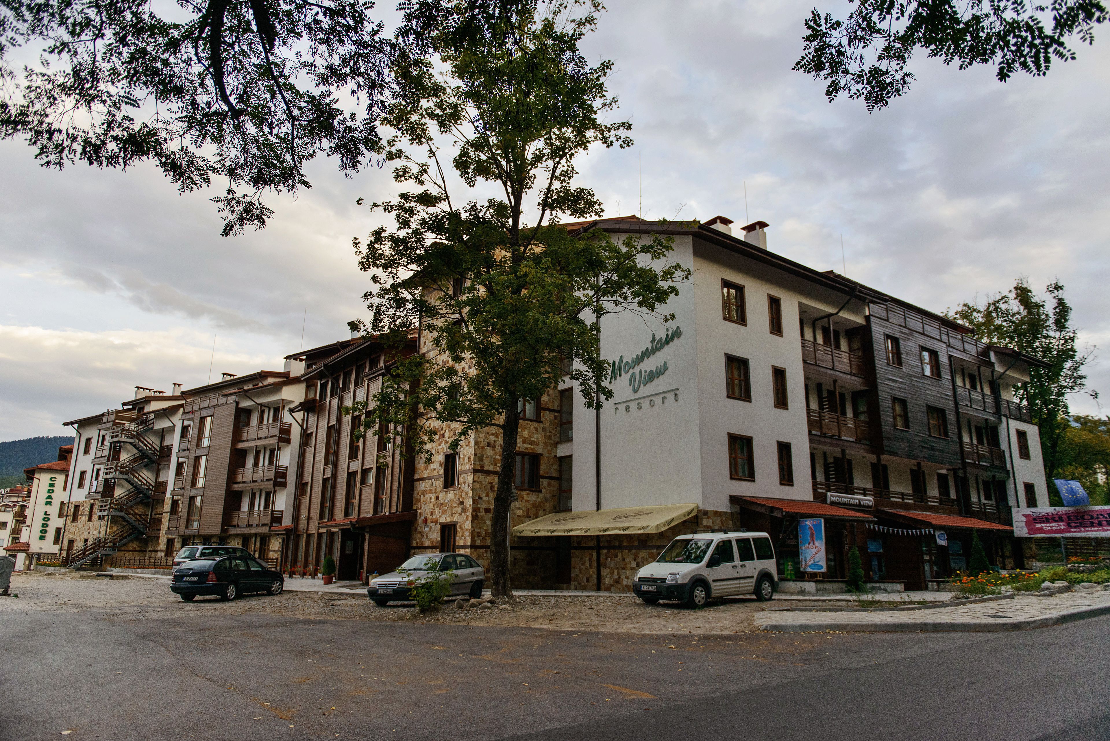 Un edificio de varios pisos con un cartel que dice "Mountain View Resort".