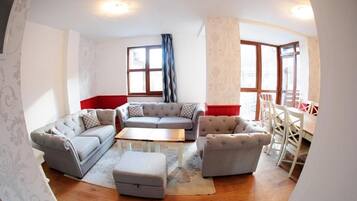 Apartment, 3 Bedrooms | Iron/ironing board, free cribs/infant beds, free WiFi, bed sheets