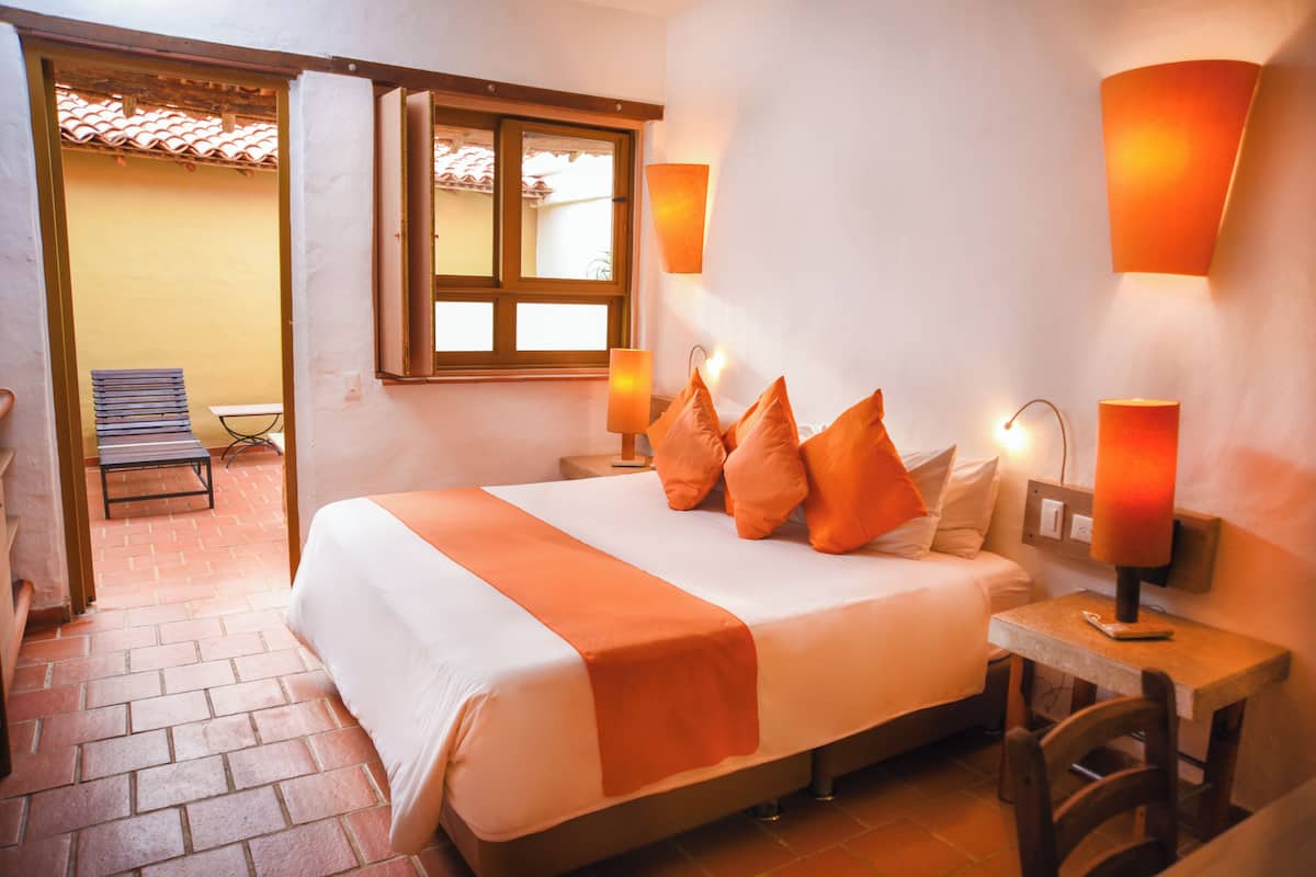 Classic Suite, Hot Tub | In-room safe, desk, soundproofing, WiFi (free)