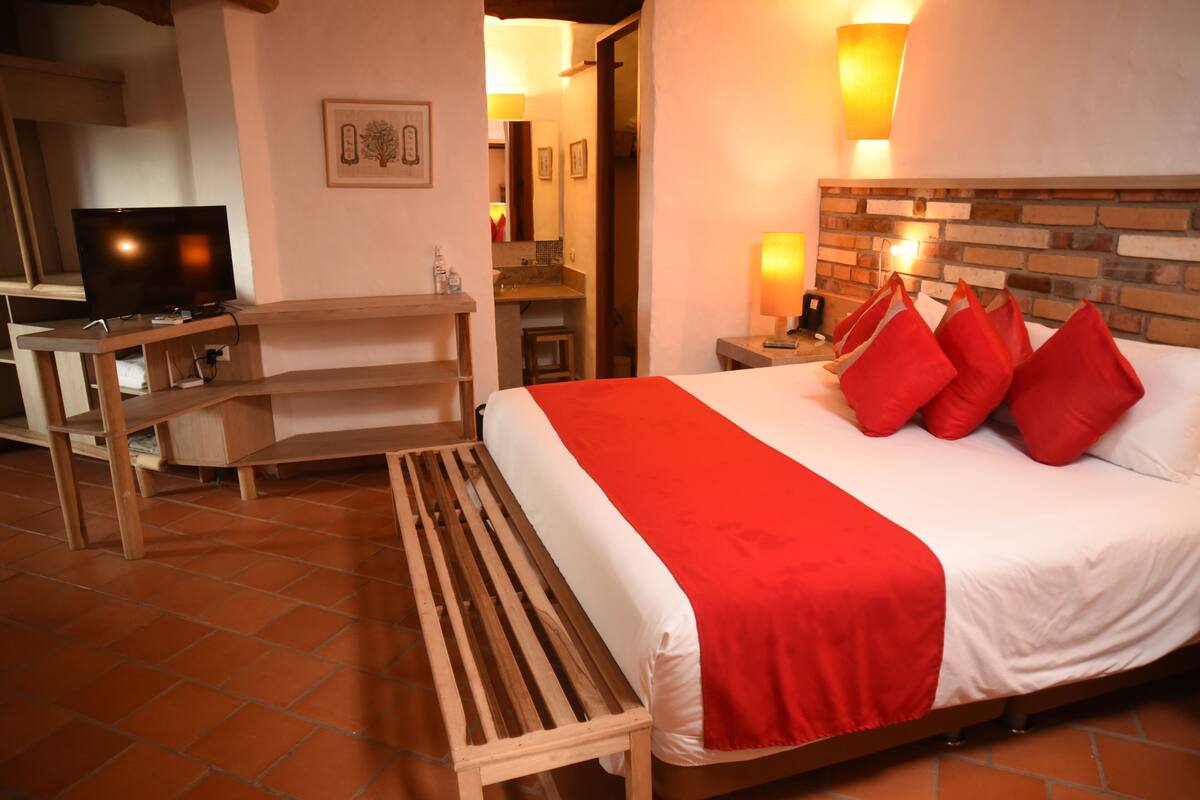 Grand Suite, 1 Queen Bed | In-room safe, desk, soundproofing, WiFi (free)