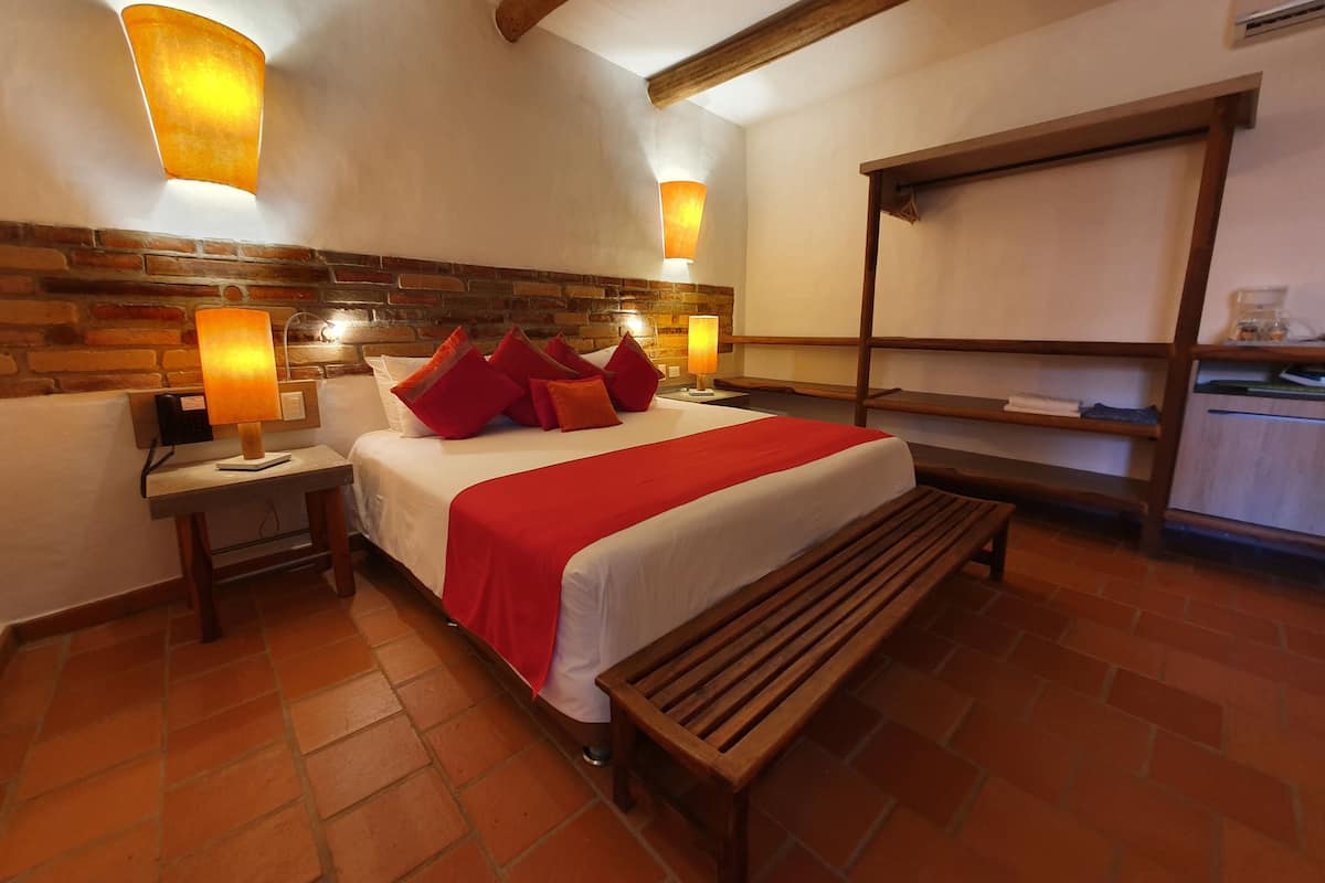 Classic Suite | In-room safe, desk, soundproofing, WiFi (free)