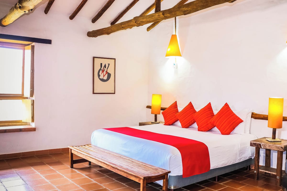 Standard Room | In-room safe, desk, soundproofing, WiFi (free)