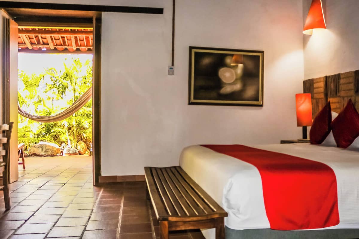 Premium Room | In-room safe, desk, soundproofing, WiFi (free)