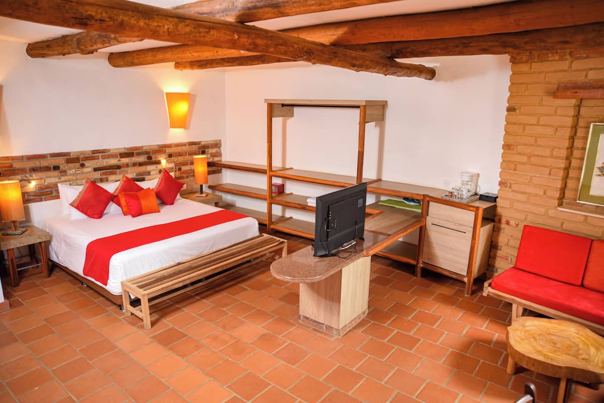 Senior suite | 1 slaapkamer, een kluis op de kamer, een bureau, geluiddichte muren