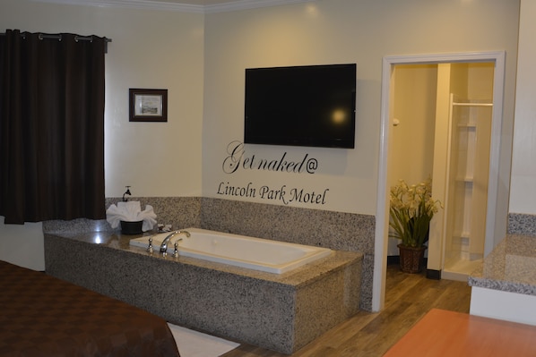 Honeymoon Suite, 1 King Bed, Refrigerator, Ground Floor | Free WiFi - Lincoln Park Motel (Los Angeles)