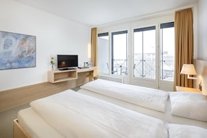 Habitación estándar con 2 camas individuales, 1 cama doble | Cortinas opacas, wifi gratis, ropa de cama