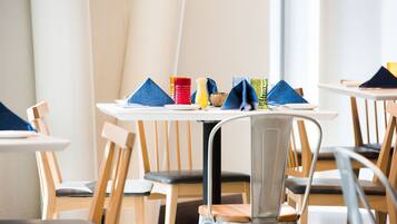 Breakfast, lunch, dinner served; American cuisine