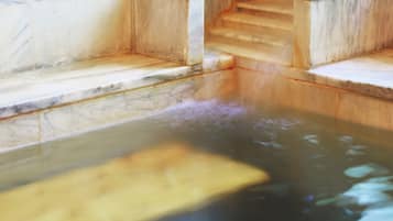 Spring water tub, free toiletries, slippers, towels