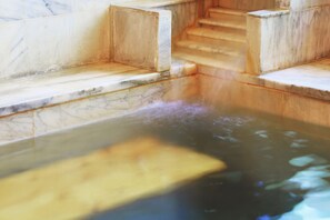 泉水浴缸、免费洗浴用品、拖鞋、毛巾
