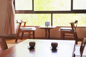 传统客房 (Japanese-Style with Shared Shower) | 办公桌、隔音、免费 WiFi、床单