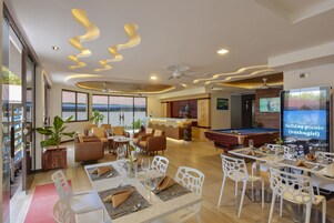 Σερβίρεται πρωινό, μεσημεριανό με διεθνής κουζίνα και θέα στην παραλία 