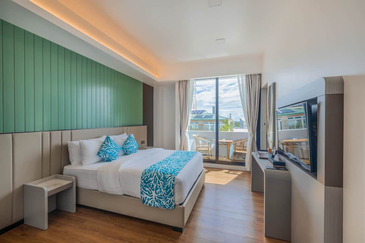 Standard Deluxe Room with Balcony | 1 slaapkamer, luxe beddengoed, een minibar, een kluis op de kamer