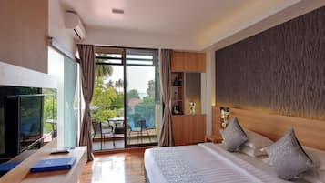 Deluxe Double Room with Balcony and Island View | 1 bedroom, premium bedding, minibar, in-room safe