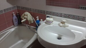 Spacious Apartment in Central Seoul, 11 beds  | Bathroom | Combined shower/tub, free toiletries, hair dryer, shampoo - Spacious Apartment in Central Seoul (Seoul)