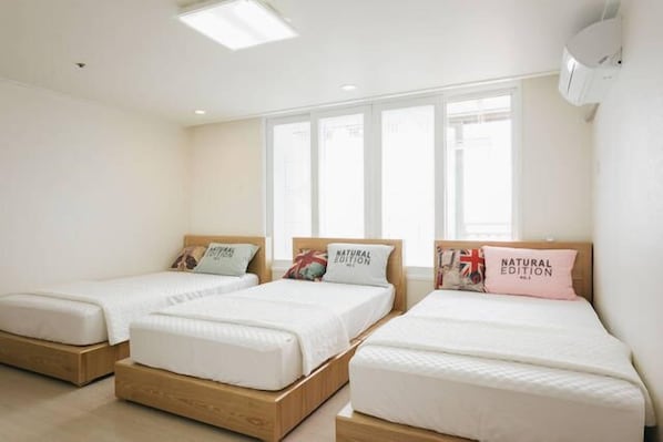 Spacious Apartment in Central Seoul, 11 beds | 4 chambres, bureau, fer et planche à repasser, lit parapluie
