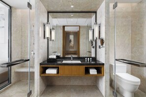 Dusche, Haartrockner, Hausschuhe, Handtücher