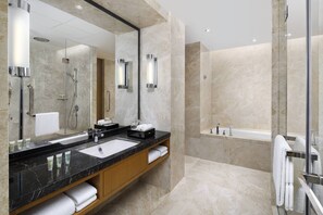 Dusche, Haartrockner, Hausschuhe, Handtücher