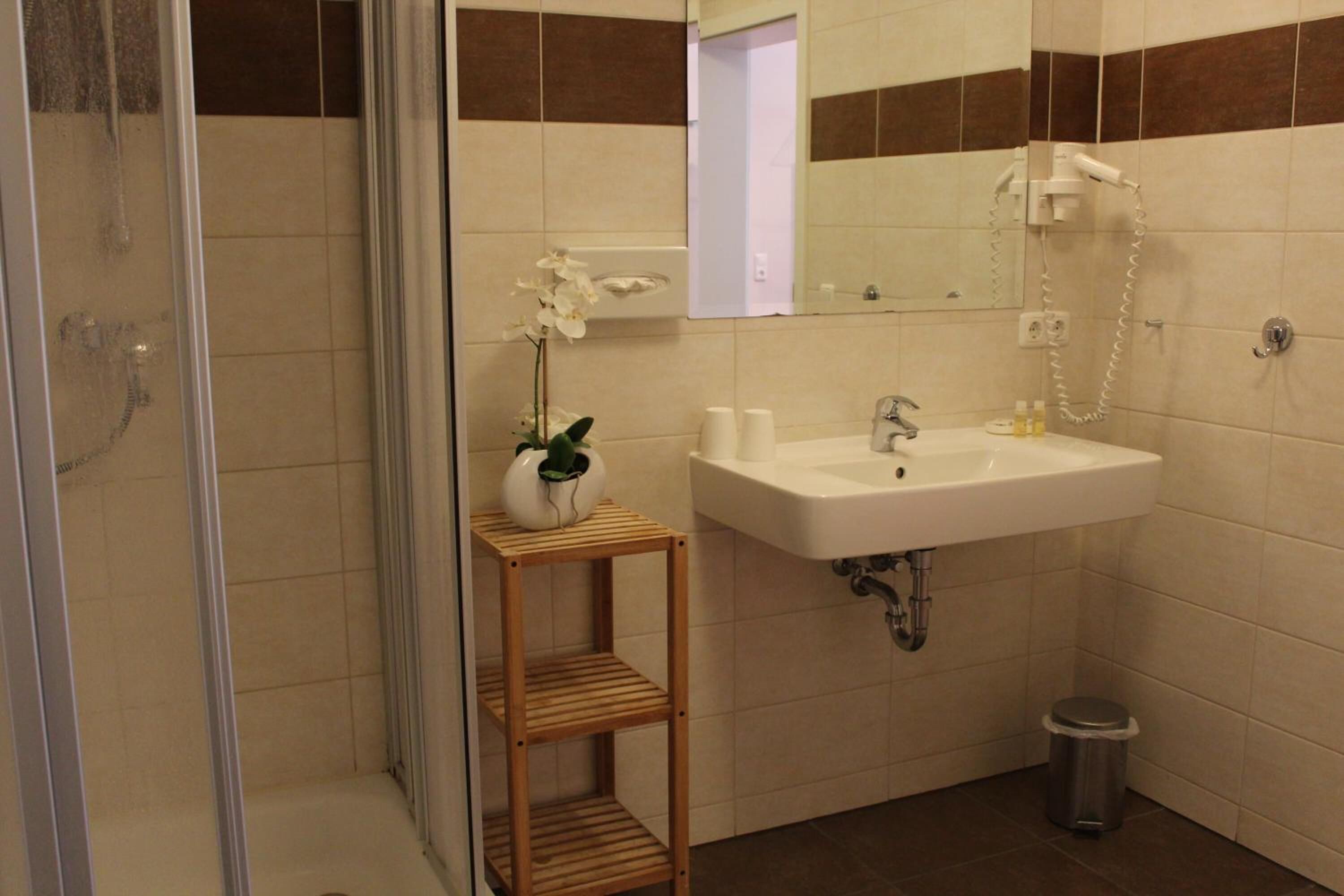 free toiletries, towels