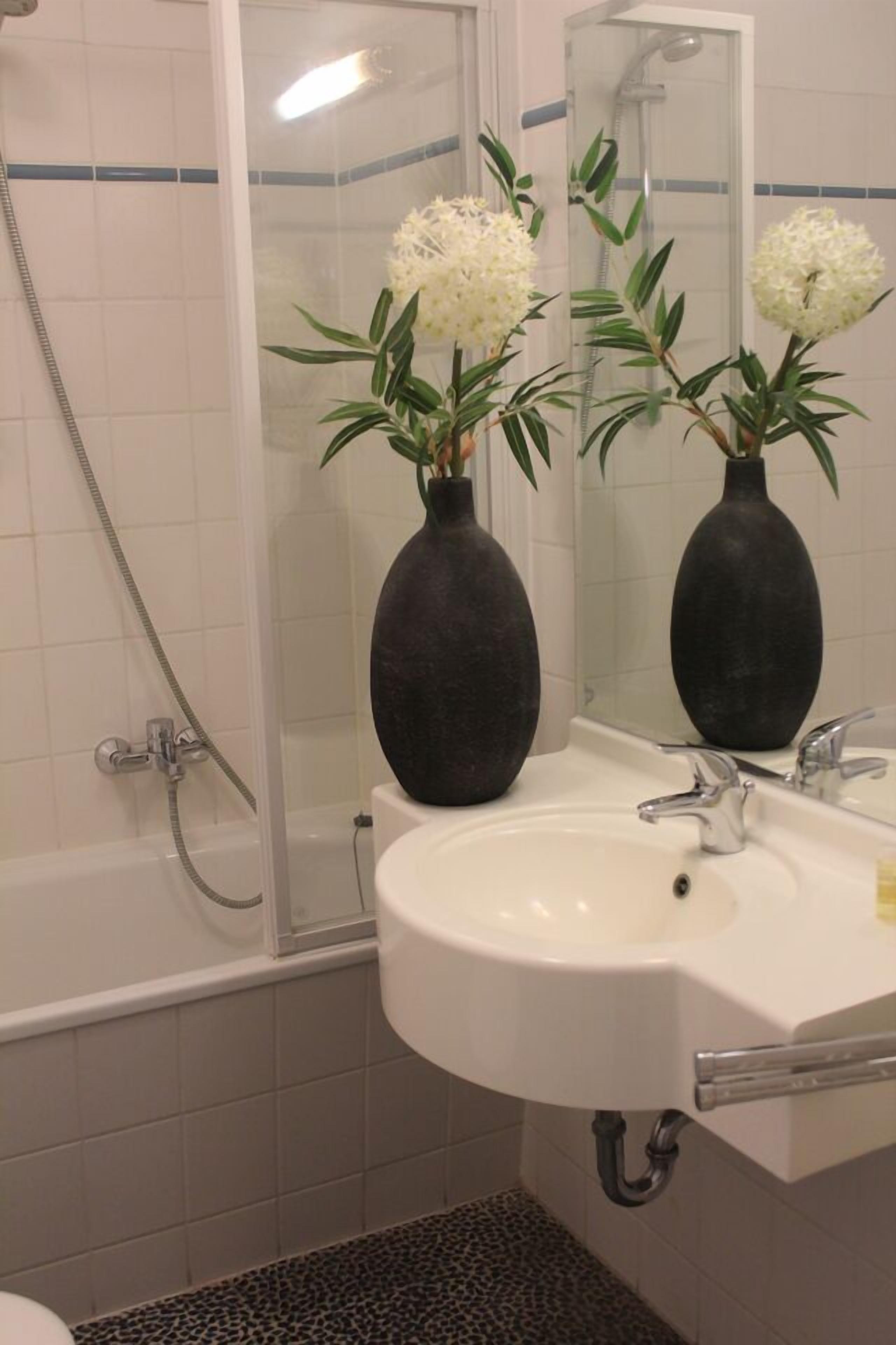 free toiletries, towels